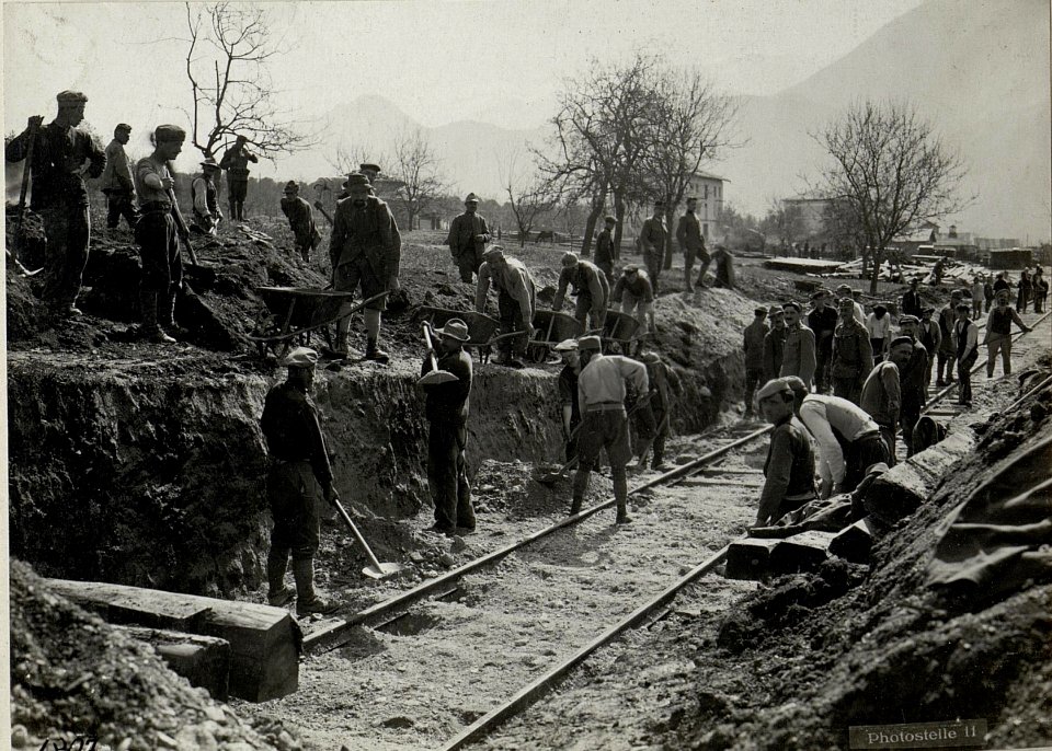 Levico. Schienenlegung für den Druckereizug. (BildID 15641567)