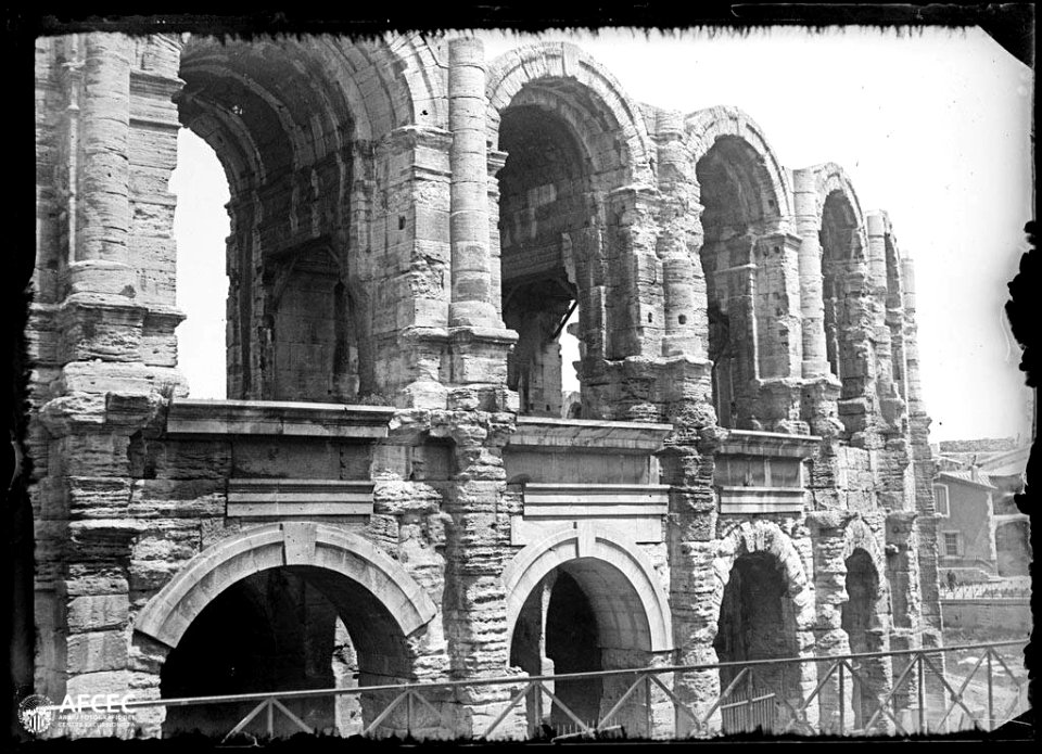 Les arcades de l'amfiteatre d'Arle des de fora
