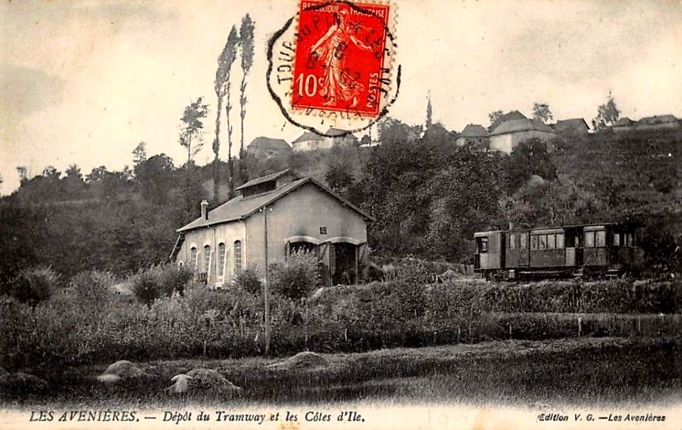 LES AVENIÈRES. - Dépôt du Tramway et les Côtes d'Ile