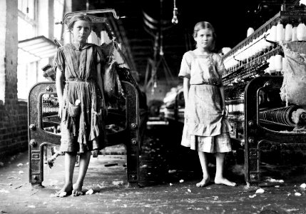 Lewis Hine - Spinners in a cotton mill, 1911 photo