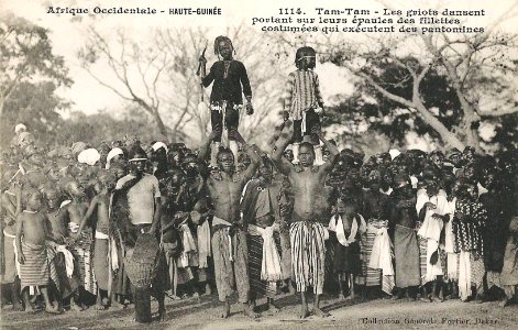 Les griots dansent en portant sur leurs épaules des fillettes costumées (Guinée)