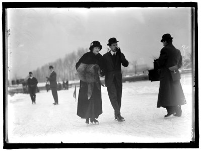 LEWIS, MRS. ARTHUR. SKATING LCCN2016863486