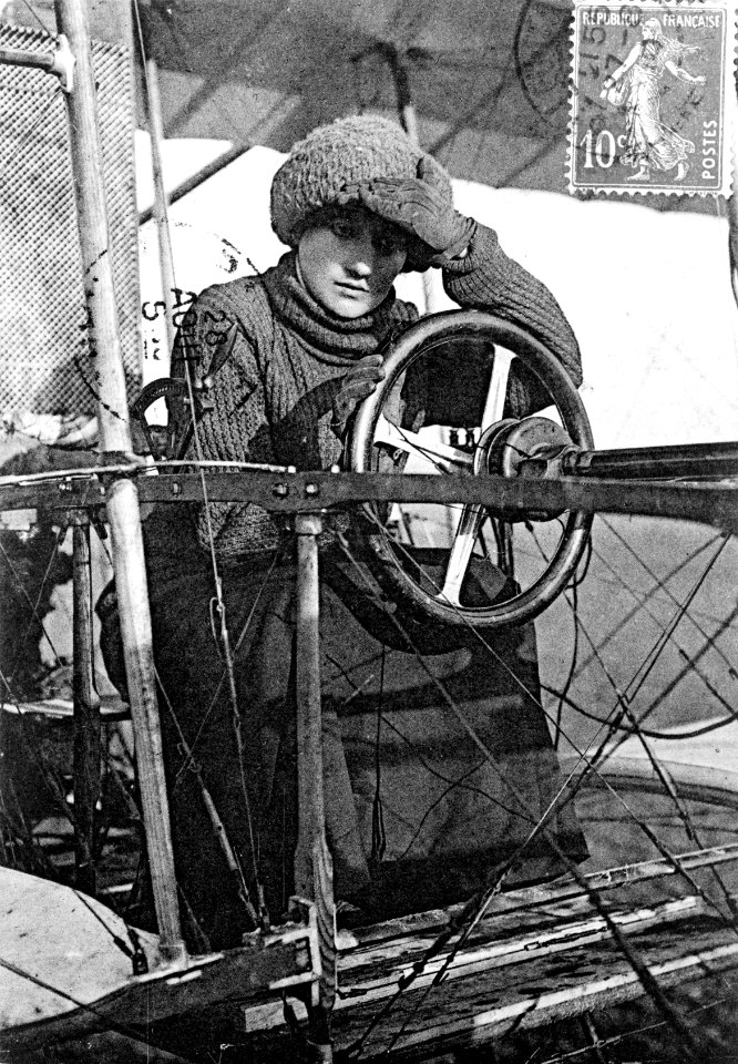 Les Maitres de l'aviation. Mme. la Baronne de Laroche, aviatrice, au poste de direction d'un biplan Voisin. cph.3c07402