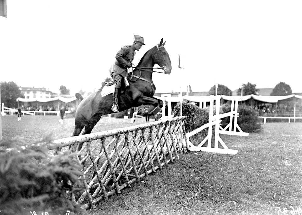 Leutnant Escher beim Gattersprung - CH-BAR - 3240602
