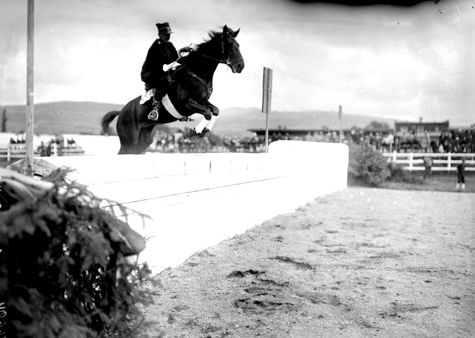 Leutnant Hegi beim Mauersprung - CH-BAR - 3240594