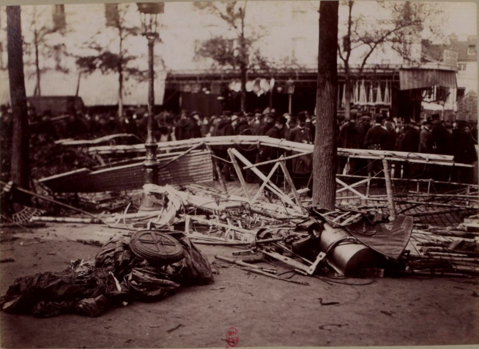 Les restes du dirigeable Pax avenue du Maine - Photo Jules Beau 1