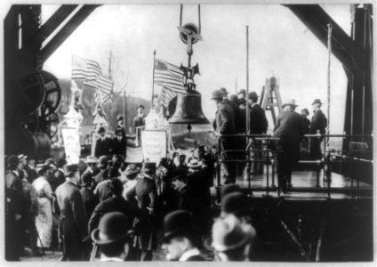 Liberty Bell - Transferring the Liberty Bell from truck to train at St. Louis after the Exposition LCCN2005677968