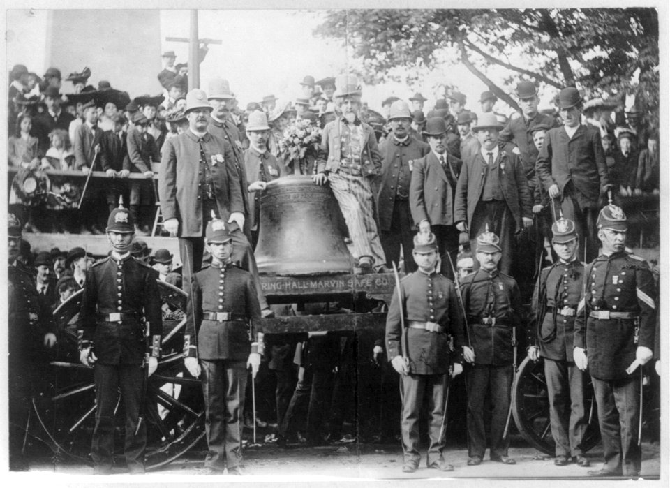 Liberty Bell - at Bunker Hill, Boston, June 1903 LCCN2003653808
