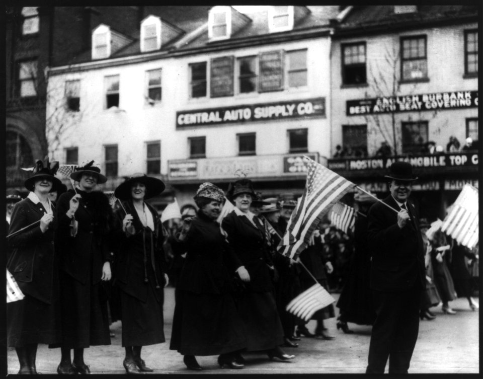 Liberty Bond drive, 1918 - man and women with U.S. flags marching in parade, 1000 block of Pennsylvania Ave, Washington, D.C. LCCN2001706173