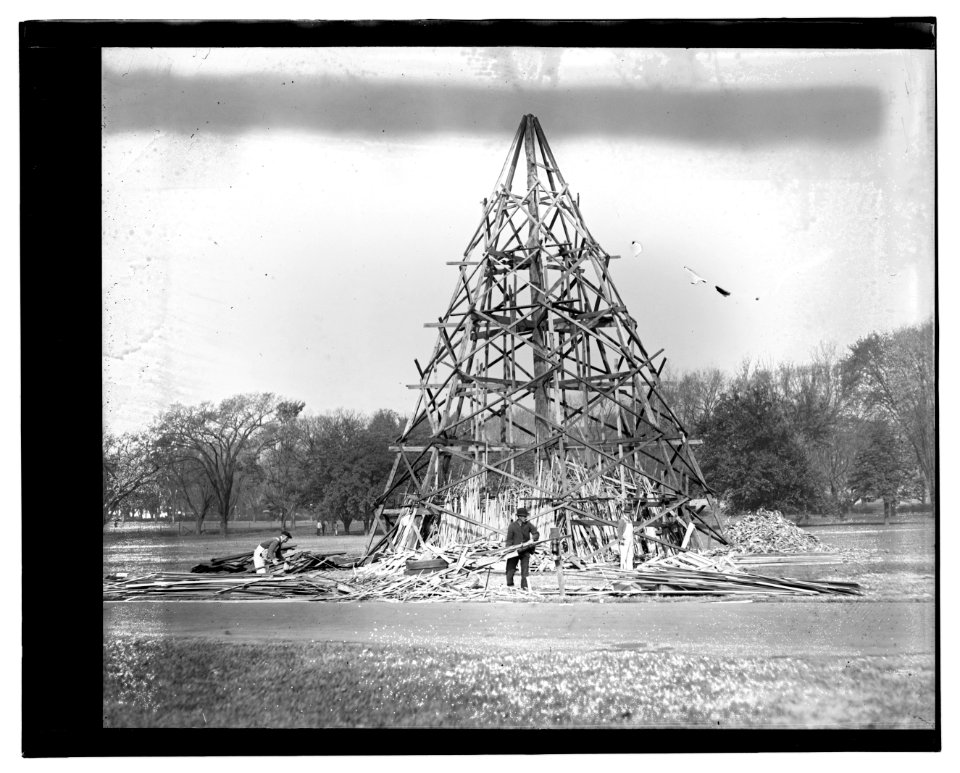Liberty Loan bonfire, Monument grounds, Oct. 1917 LCCN2016844468