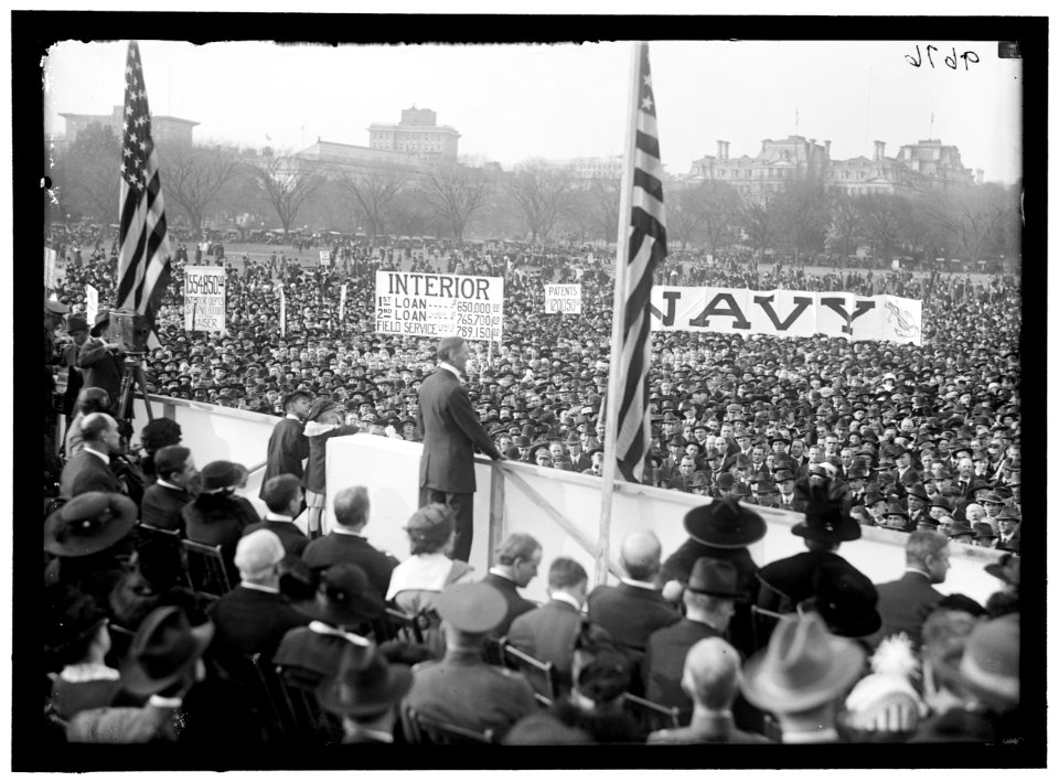 LIBERTY LOAN CROWDS LCCN2016868547