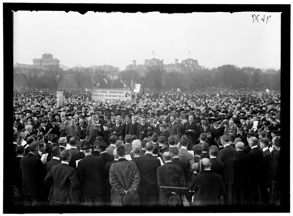 LIBERTY LOAN CROWDS LCCN2016868549