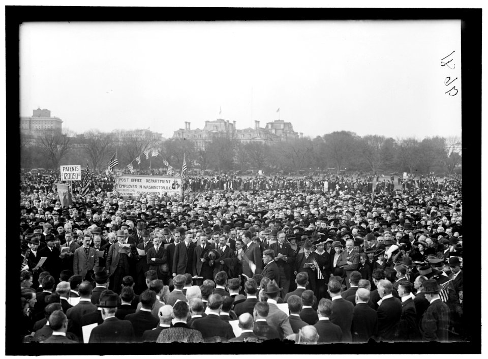 LIBERTY LOAN CROWDS LCCN2016868551