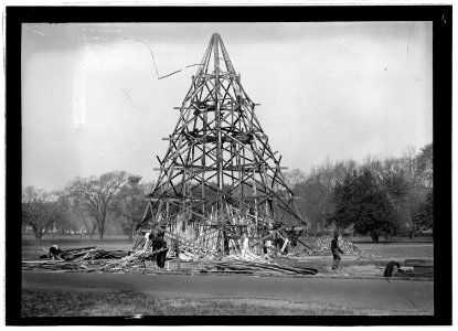 Liberty Loan bonfire on monument grounds, Wash., D.C., Oct. 1917 LCCN2016850970