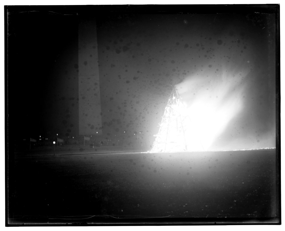 Liberty Loan bonfire, Monument grounds, Wash. D.C. Oct. 1917 LCCN2016844469
