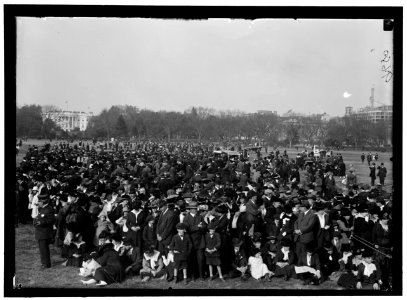 LIBERTY LOAN CROWDS LCCN2016868550