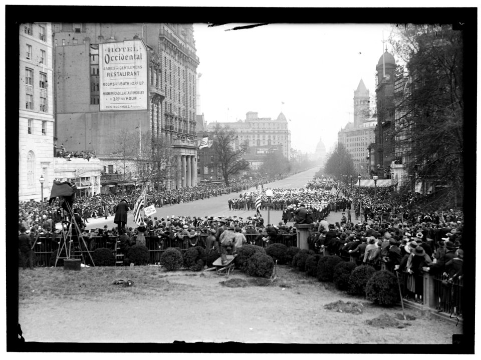 LIBERTY LOANS PARADE LCCN2016869141