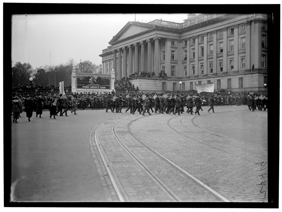 LIBERTY LOANS PARADE LCCN2016869147