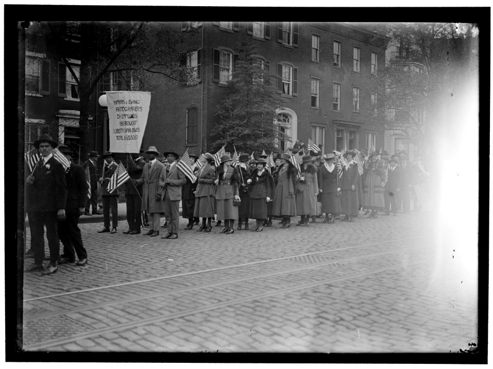 LIBERTY LOANS PARADE. HARRIS AND EWING EMPLOYEES LCCN2016869135