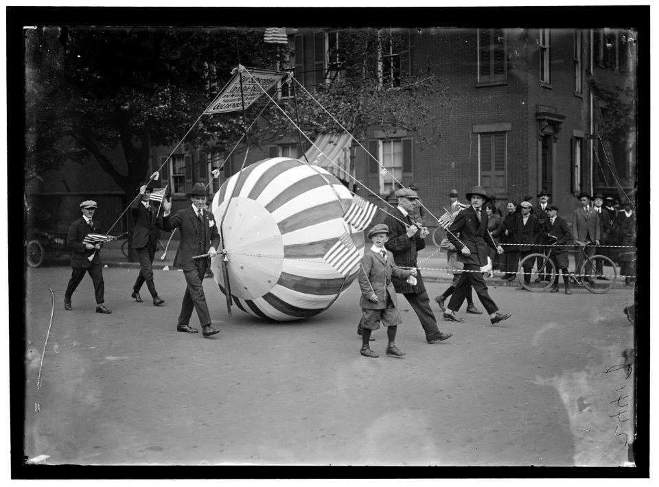 LIBERTY LOANS PARADE LCCN2016869146