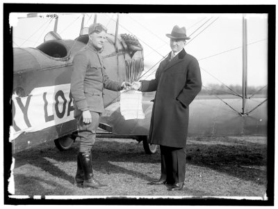 LIBERTY LOANS. CARTER GLASS GIVING VICTORY LOAN CIRCULARS TO LT. BENJAMIN TO DISTRIBUTE BY AIRPLANE LCCN2016869782