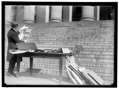 LIBERTY LOANS. CARTER GLASS WITH VICTORY LOAN POSTERS LCCN2016869805