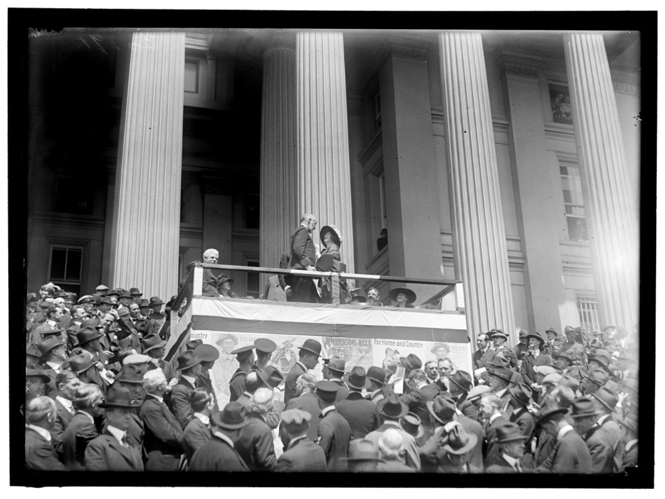 LIBERTY LOANS. ADM. SIMS AND BILLIE BURKE AT TREASURY TO AID LIBERTY LOAN DRIVE LCCN2016869852