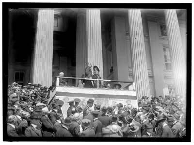LIBERTY LOANS. ADM. SIMS AND BILLIE BURKE AT TREASURY TO AID LIBERTY LOAN DRIVE LCCN2016869852