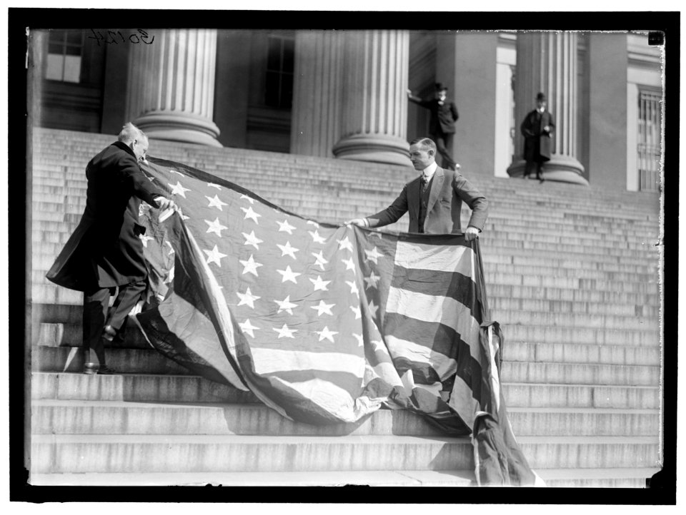 LIBERTY LOANS. CARTER GLASS AND F.R. WILSON WITH CAPITOL FLAG ON TREASURY STEPS LCCN2016869802