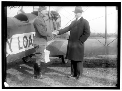 LIBERTY LOANS. CARTER GLASS GIVING VICTORY LOAN CIRCULARS TO LT. BENJAMIN TO DISTRIBUTE BY AIRPLANE LCCN2016869783