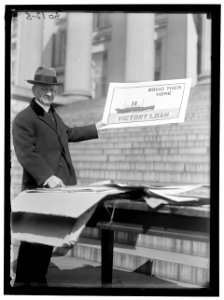 LIBERTY LOANS. CARTER GLASS WITH VICTORY LOAN POSTERS LCCN2016869806