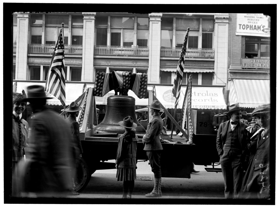 LIBERTY LOANS. LIBERTY BELL, REPLICA; 3RD LOAN DRIVE LCCN2016869077