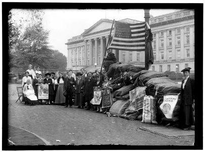 LIBERTY LOANS. MAIL BAGS OF BONDS LCCN2016868514