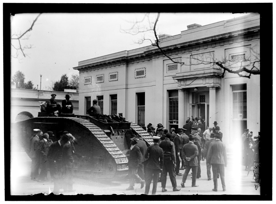 LIBERTY LOANS. OFFICIAL LIBERTY BOND CAR, AND TANK AT WHITE HOUSE LCCN2016869098