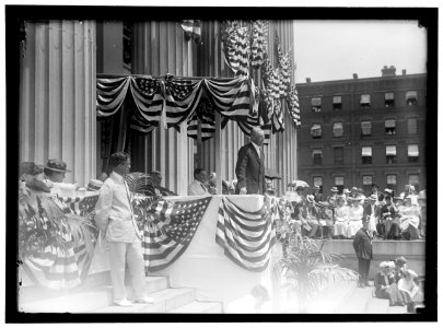 LIBERTY LOANS. WILSON SPEAKING. SEATED- DANIELS; McADOO; LANSING LCCN2016867087