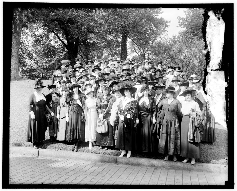 Liberty Loans. Women's Liberty Loan Committee, D.A.H. Shaw and Mrs. McAdoo near right front LCCN2006678440
