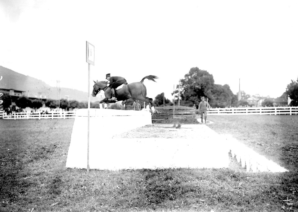 Leutnant Hagmann beim Mauersprung - CH-BAR - 3240596
