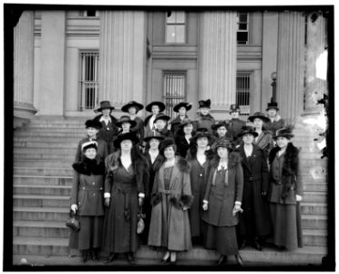 Liberty Loans. Women's Liberty Loan Committee LCCN2006678439
