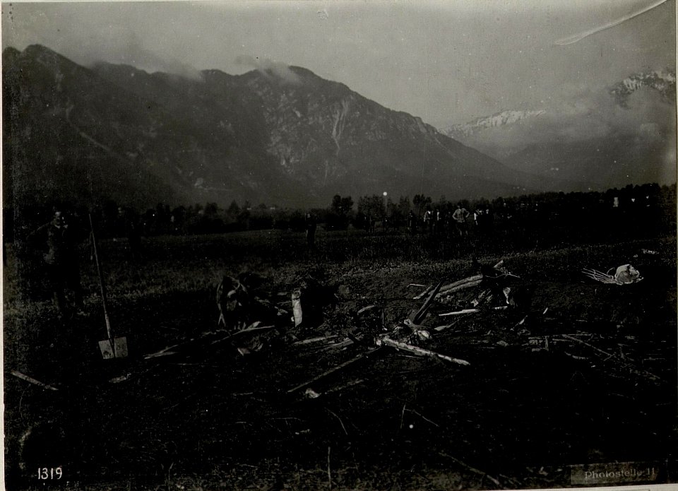 Levico.Reste eines abgeschossenen Flugzeuges. (BildID 15641652)