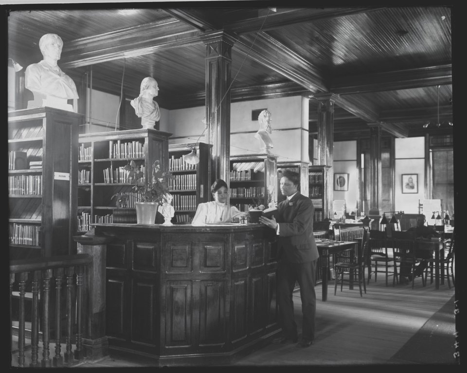 Library interior at Tuskegee Institute, 1906 LCCN2013646241
