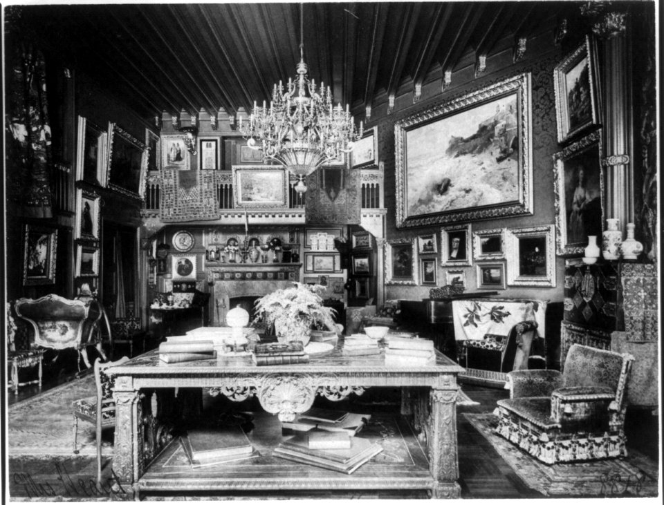 Library in Hearst home LCCN2001704511