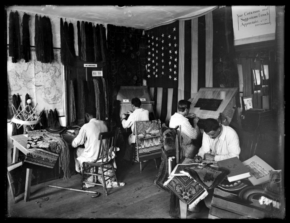 Library war service Reconstruction Section, Walter Reed Hospt., soldiers weaving LCCN2016824405