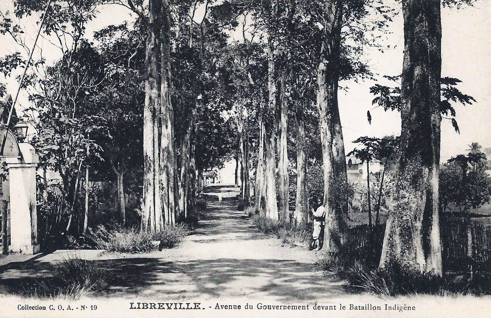 Libreville-Avenue du Gouvernement devant le Bataillon Indigène