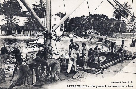 Libreville-Débarquement de marchandises sur la jetée photo