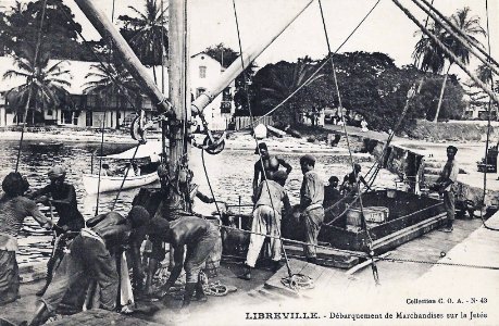 Libreville-Débarquement de marchandises sur la jetée