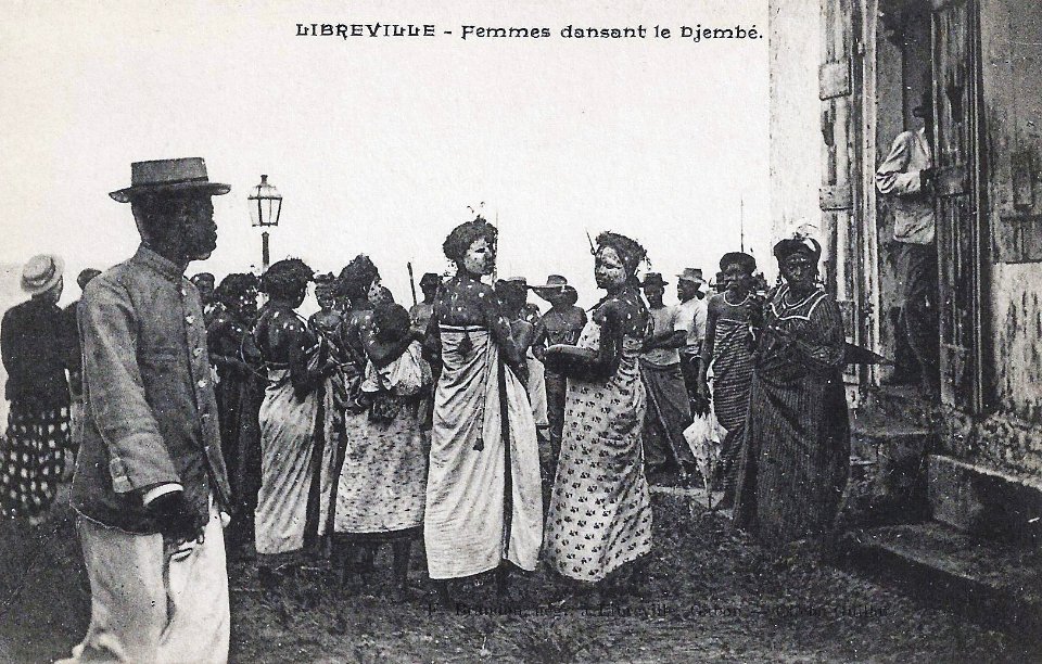 Libreville-Femmes dansant le Djembé