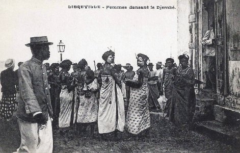 Libreville-Femmes dansant le Djembé photo