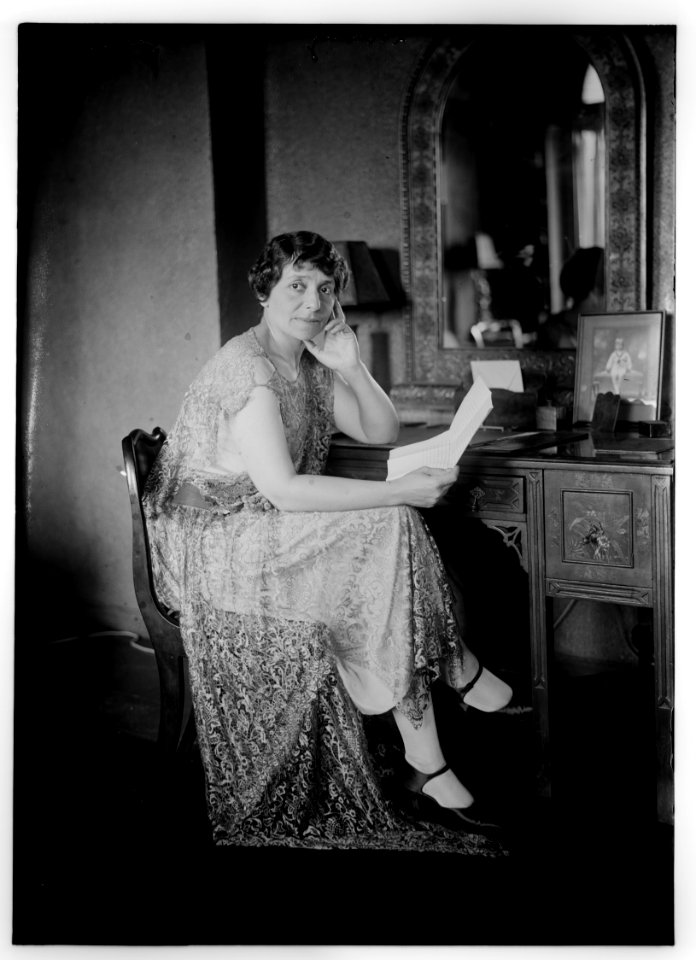 Liebling (seated at dressing table) LCCN2014714757