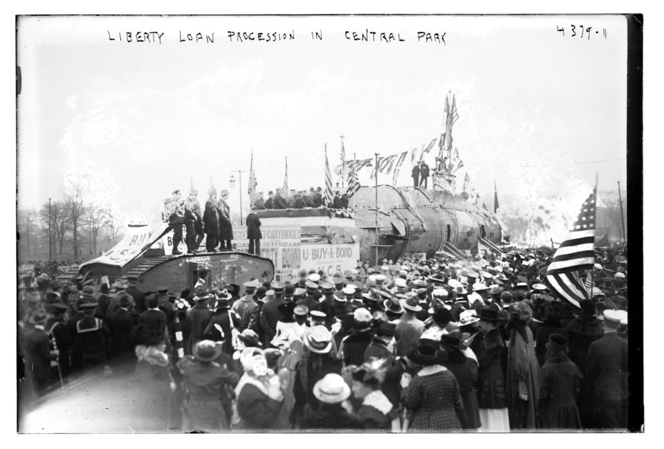 Liberty Loan procession in Central Park LCCN2014705743