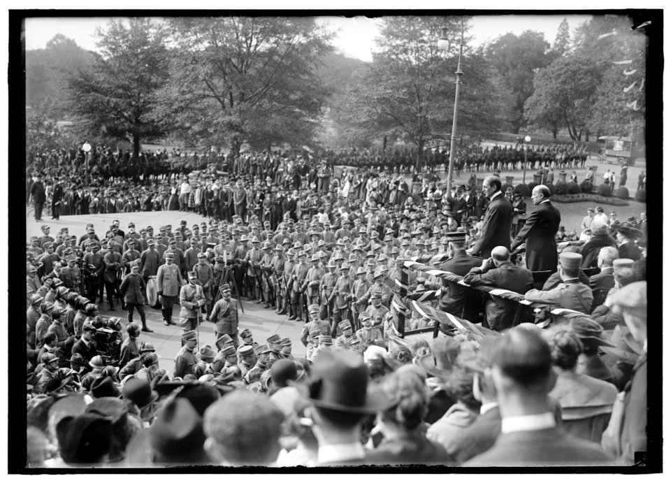 LIBERTY LOANS. ITALIAN TROOPS AIDING IN DRIVE. McADOO AND AMB. MACCHI DI CELLERE LCCN2016869508